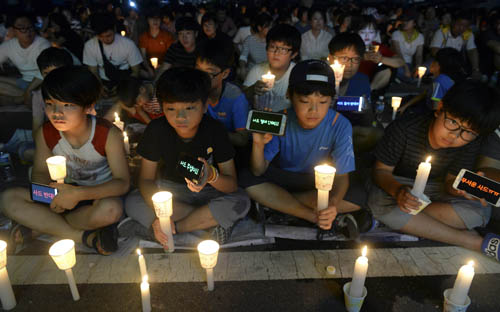 경북 성주가 주한미군의 고고도미사일방어체계(사드· THAAD) 배치지역으로 확정 발표된 13일 오후 경북 성주군청 주차장에서 학생들이 성주 사드배치 반대 촛불집회를 하고 있다. <사진제공=뉴시스>