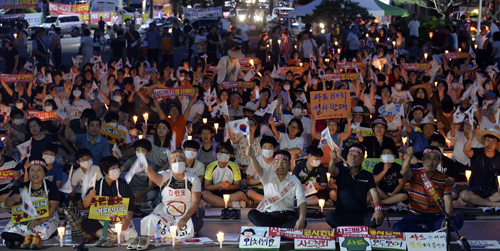 17일 오후 경북 성주군청에서 열린 주한미군 사드(고고도미사일방어체계· THAAD) 배치 철회 촛불 문화제에 참석한 성주 군민들이 사드 배치 철회 촉구 구호를 외치고 있다. <사진제공=뉴시스>