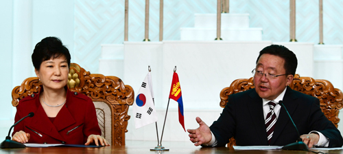 박근혜 대통령과 차히야 엘벡도르지 몽골 대통령이 17일(현지시간) 오전 몽골 울란바토르 정부청사에서 한-몽골 공동기자회견을 하고 있다. <사진제공=뉴시스>