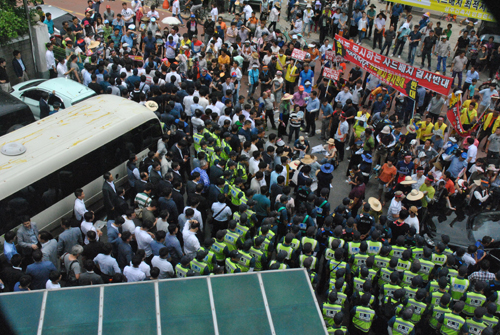 영남일보 18일자 2면 <이재복 성주 사드배치 저지 투쟁위원장 “성주군민 분노가 폭발해 생긴 일 외부 시위꾼 개입 확인한 바 없다”> ⓒ 영남일보PDF