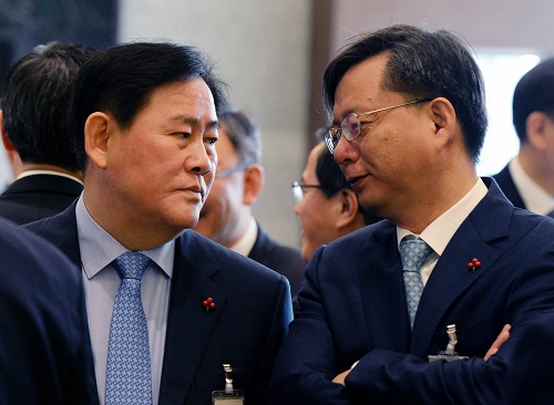 지난해 최경환 경제부총리 겸 기획재정부 장관(현 새누리당 의원)이 청와대에서 열린 영상 국무회의 전 우병우 민정수석과 이야기를 나누고 있다.<사진제공=뉴시스>