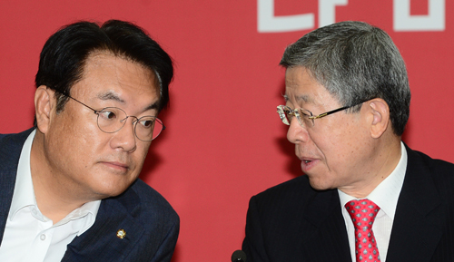 18일 서울 여의도 새누리당 당사에서 열린 혁신비상대책위원회 회의에서 김희옥 비대위원장과 정진석 원내대표가 심각하게 의견을 나누고 있다. <사진제공=뉴시스>