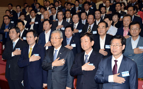 더불어민주당 김종인 비상대책위원회 대표와 우상호 원내대표를 비롯한 당원들이 18일 오후 서울 여의도 국회의원회관에서 열린 중앙위원회의에 참석해 국민의례를 하고 있다. <사진제공=뉴시스>