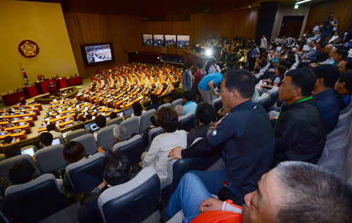 19일 서울 여의도 국회 본회의장에서 열린 제344회국회(임시회) 제1차 본회의에서 성주 지역 주민들이 사드 배치에 대한 긴급현안질문을 바라보고 있다. <사진제공=뉴시스>