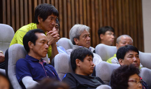 19일 서울 여의도 국회 본회의장에서 열린 제344회국회(임시회) 제1차 본회의에서 성주 지역 주민들이 사드 배치에 대한 긴급현안질문을 바라보고 있다. <사진제공=뉴시스>