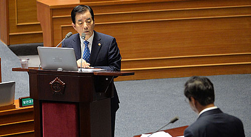 한민구 국방부 장관이 19일 오후 서울 여의도 국회 본회의장에서 열린 제344회국회(임시회) 제1차 본회의에서 사드 배치에 대한 긴급현안질문에 답하고 있다. <사진제공=뉴시스>