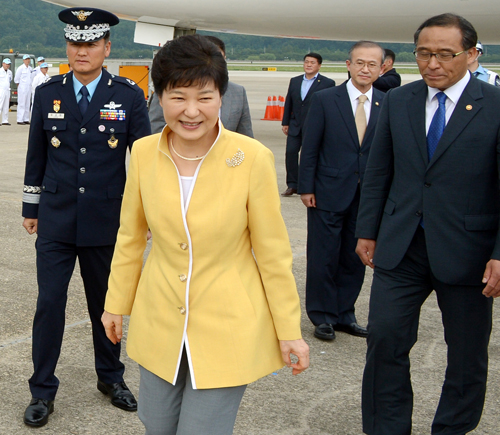 제11차 아시아·유럽 정상회의(ASEM) 참석과 몽골 공식 방문을 마친 박근혜 대통령이 18일 오후 성남 서울공항으로 귀국하고 있다. 14일 출국 때와 달리 새누리당 지도부는 공항에 나오지 않았다. <사진제공=뉴시스>
