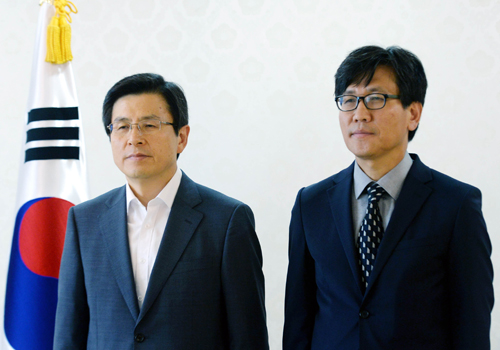 황교안 국무총리가 21일 오후 서울 세종로 정부서울청사에서 열린 대테러 인권보호관 위촉장 수여식에서 대테러 인권보호관으로 임명된 이효원 서울대 법과대학 교수에게 위촉장 수여 후 기념촬영을 하고 있다. <사진제공=뉴시스>