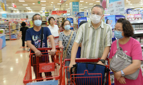 정부가 메르스 대응 대책을 발표한 2015년 6월7일 오전 서울시내 한 대형마트를 찾은 마스크를 착용한 시민들이 매장을 둘러보고 있다.<사진제공=뉴시스>