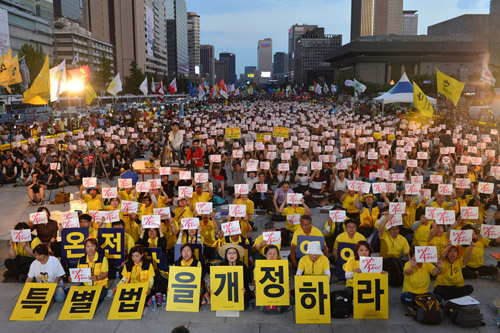 세월호 희생자 유가족과 시민들이 25일 오후 서울 종로구 광화문 광장에서 열린 밝혀지지 않은 800일, 세월호 특별법 개정 촉구 범국민 문화제에서 특별법 개정을 촉구하고 있다. <사진제공=뉴시스>