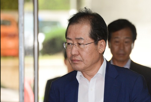 고 성완종 전 경남기업 회장으로부터 불법 정치자금을 받은 혐의로 기소된 홍준표 경남도지사가 6월27일 오후 서울 서초구 서울중앙지방법원에서 열린 정치자금법 위반 10차 공판에 출석하고 있는 모습. <사진제공=뉴시스>