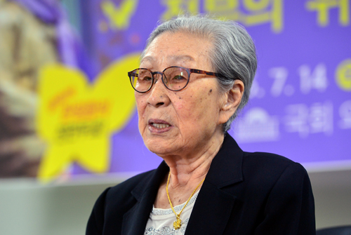 위안부 피해자 김복동 할머니가 14일 오전 서울 여의도 국회의원회관 제3간담회의실에서 열린 ‘일본군 위안부 한일합의 무효와 정부의 위안부 재단 강행저지를 위한 간담회’에 참석해 발언하고 있다. <사진제공=뉴시스>