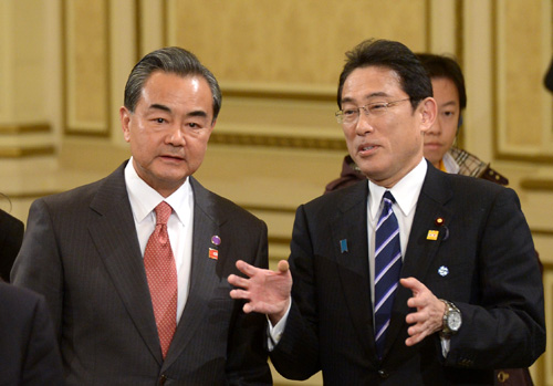 왕이(왼쪽) 중국 외교부 부장과 기시다 후미오 일본 외무대신이 2015년 11월1일 오후 청와대에서 열린 제6차 한·일·중 정상회의 전 이야기를 나누고 있다. <사진제공=뉴시스>