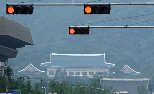 박근혜 대통령의 닷새 간 여름휴가 첫날인 25일 오후 청와대 앞으로 보이는 서울 종로구 광화문네거리 신호등에 빨간불이 켜져 있다. 청와대는 부동산 매매 관여 의혹을 시작으로 논란의 중심에 있는 우병우 청와대 민정수석의 거취문제, 사드 배치에 대한 반발 문제 등 국정위기 상황으로 이목이 집중되고 있다. <사진제공=뉴시스>