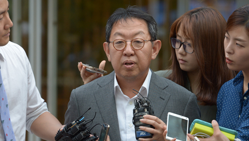 이석수 대통령직속 특별감찰관이 우병우 청와대 민정수석(49) 관련 의혹과 관련, 본격 감찰에 들어간 26일 오후 서울 청진동 특별감찰관 사무실에서 퇴근하며 취재진의 질문에 답변하고 있다. <사진제공=뉴시스>