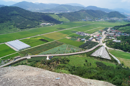 경남 김해 진영읍 본산리 봉하마을과 들판 전경. <사진제공=뉴시스>