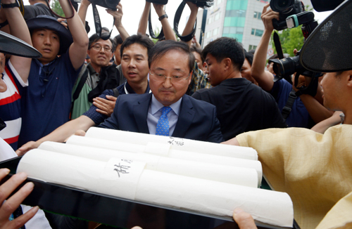 경북 성주군 유림단체가 27일 오전 서울 청운효자동 주민자치센터 앞에서 열린 '성주군 사드배치 반대 기자회견'에서 오도성 청와대 국민소통비서관에게 상소문을 전달하고 있다. 이날 성주군 유림단체는 사드배치 반대 상소문을 청와대에 접수했다. <사진제공=뉴시스>