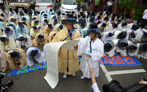 경북 성주군 유림단체가 27일 오전 서울 청운효자동 주민자치센터 앞에서 열린 '성주군 사드배치 반대 기자회견'에서 대통령에게 드리는 상소문을 낭독하고 있다. 이날 성주군 유림단체는 사드배치 반대 상소문을 청와대에 접수했다. <사진제공=뉴시스>