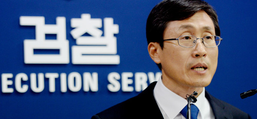 정병하 대검 감찰본부장이 27일 서울 서초구 대검찰청 기자실에서 서울남부지검 검사 자살 관련 부장검사 폭언 등 비위 사건 감찰결과 발표를 하고 있다. 대검찰청은 27일 지난 5월 스스로 목숨을 끊은 서울남부지검 소속 김홍영 검사 사건과 관련해 김 검사의 상급자인 김대현 부장검사에 대한 해임을 법무부에 청구했다. <사진제공=뉴시스>