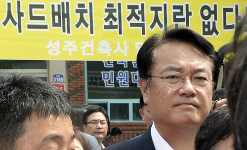 26일 경북 성주를 방문한 정진석 새누리당 원내대표가 옆문을 통해 성주 군민들과의 간담회가 열리는 군청으로 진입을 시도하다 정문으로 출입을 요구하는 성주 사드 배치 철회 투쟁위원회 회원들에게 막혀 들어가지 못하자 굳은 표정을 짓 있다. <사진제공=뉴시스>