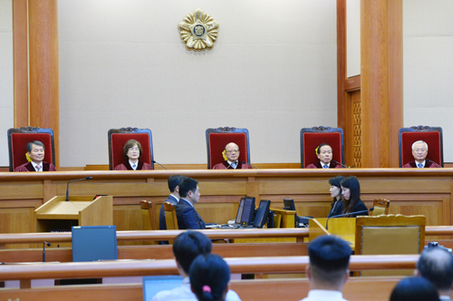 박한철 헌법재판소장과 재판관들이 28일 오후 서울 종로구 재동 헌법재판소 대심판정에 자리하고 있다. 이날 헌법재판소는 '김영란법'으로 불리는 '부정청탁 및 금품 등 수수의 금지에 관한 법률(부정청탁금지법)' 에 대한 헌법소원심판 사건에서 재판관 5(합헌)대 4(위헌) 의견으로 합헌 결정했다. <사진제공=뉴시스>