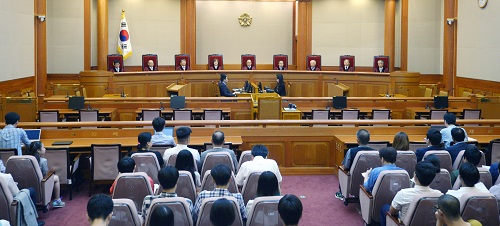 박한철 헌법재판소장과 재판관들이 28일 오후 서울 종로구 재동 헌법재판소 대심판정에 자리하고 있다. 이날 헌법재판소는 '김영란법'으로 불리는 '부정청탁 및 금품 등 수수의 금지에 관한 법률(부정청탁금지법)' 에 대한 헌법소원심판 사건에서 재판관 5(합헌)대 4(위헌) 의견으로 합헌 결정했다. <사진제공=뉴시스>