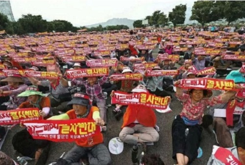 South Korean farmers protest U.S. missile system, July 13.7월 13일, 사드배치 반대 시위 중인 한국 농민들