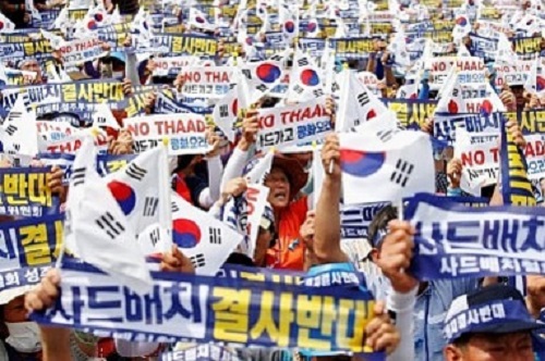 Seoungju residents chant slogans during a protest against the government’s decision on deploying a U.S. THAAD anti-missile defense unit in Seongju, in Seoul, South Korea, July 21, 2016. The banner reads “Desperately oppose deploying THAAD”.Image Credit: REUTERS/Kim Hong-Ji7월 21일, 정부의 사드 배치 결정을 반대하는 집회에서 성주 시민들이 구호를 외치고 있다. 팻말에 “사드 배치 결사 반대”라고 씌여있다.
