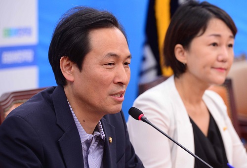 더불어민주당 우상호 원내대표가 31일 서울 여의도 국회에서 현안관련 기자 간담회를 하고 있다. <사진제공=뉴시스>