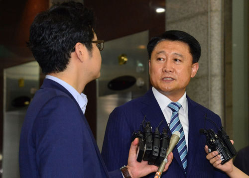 이철성 신임 경찰청장 내정자(현 경찰청 차장)이 29일 오전 서울 서대문구 경찰청에서 열린 경찰위원회 임명동의안 심의에서 만장일치로 가결된 후 경찰청을 나서며 취재진에 소감을 말하고 있다. <사진제공=뉴시스>