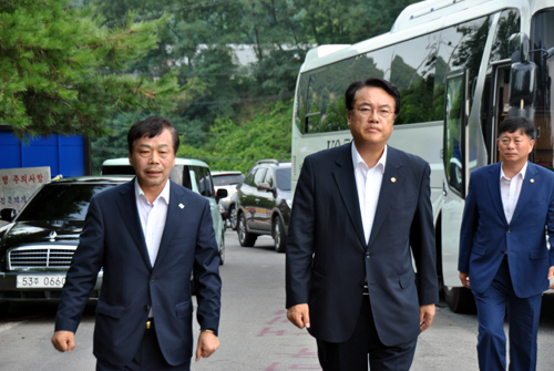 정진석 새누리당 원내대표와 원내지도부들이 26일 오전 사드(THAAD·고고도미사일방어체계) 배치가 확정된 경북 성주군 성산포대를 방문했다. 정 원내대표가 이완영(왼쪽·칠곡·성주·고령) 의원의 안내를 받으며 부대 앞으로 걸어오고 있다. <사진제공=뉴시스>