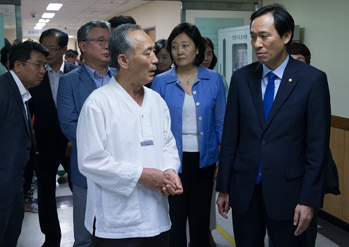 우상호 더불어민주당 원내대표 등 의원들이 3일 오후 종로구 서울대학교병원을 찾아 지난해 민중총궐기 당시 경찰의 물대포를 맞고 입원 중인 백남기 농민을 위로 방문하기 위해 정현찬 백남기대책위 공동대표의 안내를 받으며 이동하고 있다. <사진제공=뉴시스>