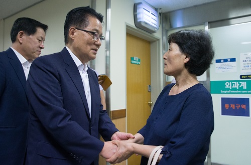 박지원(왼쪽) 국민의당 비상대책위원장이 2일 종로구 서울대학교병원을 찾아 지난해 민중총궐기 당시 경찰의 물대포를 맞고 입원 중인 백남기 농민을 위로 방문한 뒤 부인 박경숙 여사를 격려하고 있다. <사진제공=뉴시스>