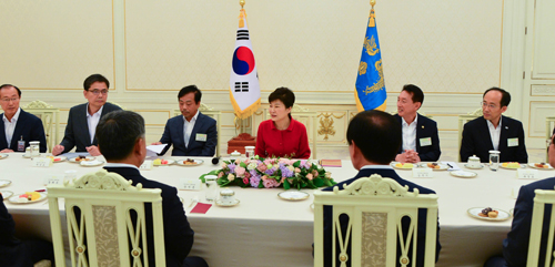 박근혜 대통령이 4일 오전 청와대 인왕실에서 새누리당 대구·경북지역 의원들과의 간담회에 참석, 인사말을 하고 있다. <사진제공=뉴시스>