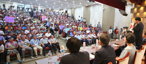 더불어민주당 소속 의원 8명과 김홍걸 전 더불어민주당 국민통합위원장이 3일 오후 사드(THAAD, 고고도미사일방어체계)배치지역으로 확정된 경북 성주군 군청 대강당에서 열린 ‘더불어민주당 국회의원단 성주군민 현장 간담회’에 참석해 군민들과 대화를 나누고 있다. <사진제공=뉴시스>