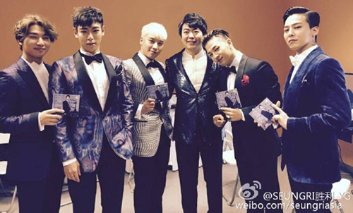 그룹 '빅뱅'이 중국 최대 음원사이트 QQ뮤직의 '디엔펑 어워드'에서 4관왕을 차지했다.지난 3월23일 중국 선전에서 열린 시상식에서 빅뱅은 '최우수 뮤직비디오상' '최고 인기 해외그룹상' '베스트셀러 해외 디지털앨범상'을 휩쓸었다. 리더 지드래곤은 '최고 영향력 아티스트상'을 받았다. <사진제공=뉴시스>