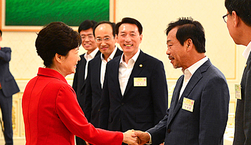 박근혜 대통령이 4일 오전 청와대 인왕실에서 새누리당 대구·경북지역 의원들과의 간담회에 참석, 사드 배치지역인 성주가 지역구인 이완영 의원과 악수 하고 있다. <사진제공=뉴시스>