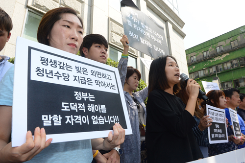 3일 오후 서울 서대문구 사회보장위원회 앞에서 열린 '보건복지부의 서울시 청년활동지원사업 시정명령 규탄 청년단체 긴급 기자회견'에서 청년수당 당사자인 박향진(가운데) 씨가 보건복지부를 규탄하는 발언을 하고 있다. <사진제공=뉴시스>
