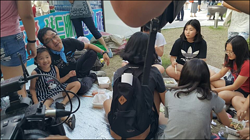 김제동씨는 5일 오후 경북 성주군청을 방문해 주민들과 자원봉사 학생들에게 저녁식사로 냉면과 냉국수 50그릇을 대접했다. <사진출처=사드배치철회 성주투쟁위원회 페이스북>