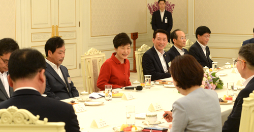 박근혜 대통령이 4일 오전 청와대 인왕실에서 새누리당 대구·경북지역 의원들과의 간담회를 하고 있다.<사진제공=뉴시스>