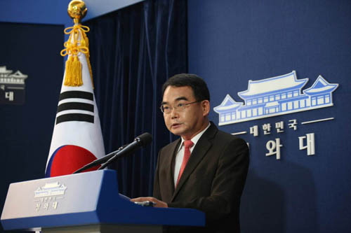 김성우 청와대 홍보수석이 7일 오후 청와대 춘추관에서 사드 관련 중국 관영매체 보도, 더불어민주당 의원들의 방중과 관련해 청와대의 입장을 밝히고 있다. 김 수석은 사드 배치 문제 관련 의견교환을 위해 중국을 방문할 예정인 더불어민주당 의원들에게 방중 계획 재검토를 강력히 촉구했다. <사진=청와대 제공, 뉴시스>