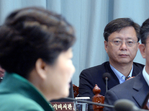 우병우 민정수석이 2일 오전 청와대에서 열린 영상 국무회의에서 박근혜 대통령의 모두발언을 경청하고 있다. <사진제공=뉴시스>