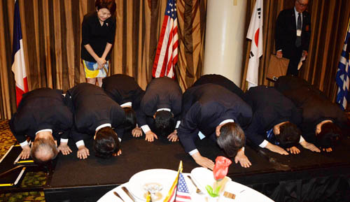 미국순방길에 나선 새누리당 김무성 대표와 수행의원들이 2015년 7월25일 저녁(현지시간) 미국 워싱턴 드블트리바이힐튼호텔에서 열린 한국전참전용사 리셉션에 참석, 참전용사들에게 큰절을 하고 있다. <사진제공=뉴시스>