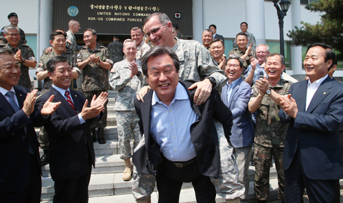 2015년 7월2일 오후 서울 용산구 한미연합사령부를 방문한 김무성 새누리당 대표가 커티스 스캐퍼로티 한미연합사령관을 업어주고 있다. <사진제공=뉴시스>