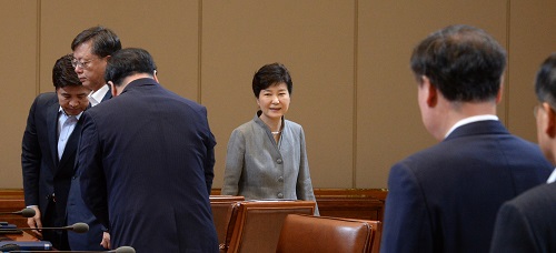 박근혜 대통령이 8일 오전 청와대 집현실에서 열린 수석비서관회의에 입장하고 있다. <사진제공=뉴시스>