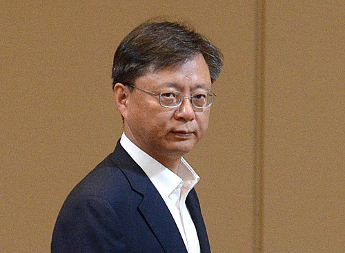 우병우 민정수석이 8일 오전 청와대 집현실에서 열린 수석비서관회의에 참석하고 있다. <사진제공=뉴시스>