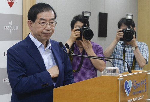 박원순 서울시장이 8일 오후 서울시 신청사에서 청년정책 관련 입장 발표를 마친 후 굳은 표정을 짓고 있다. <사진제공=뉴시스>