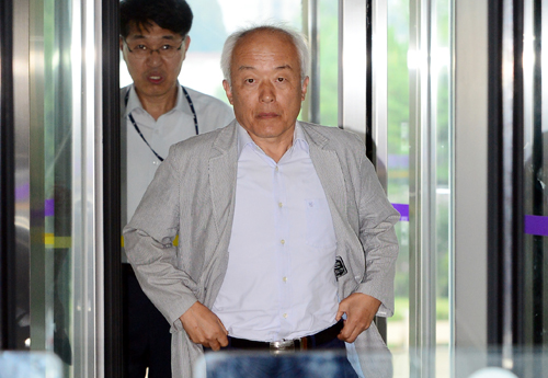 배병일 사면심사위원회 외부위원이 8·15 광복절 특별사면 대상자 선정을 위한 사면심사위원회 회의에 참석하기 위해 9일 오후 경기도 과천시 중앙동 법무부 회의실로 이동하고 있다. <사진제공=뉴시스>