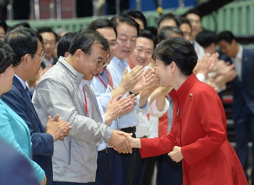 박근혜 대통령이 9일 오후 서울 송파구 잠실 실내체육관에서 열린 새누리당 제4차 전당대회에 참석, 이정현 당대표 후보등 당대표, 최고위원 후보들과 악수하고 있다. <사진제공=뉴시스>