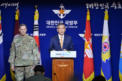 류제승(오른쪽) 국방정책실장과 토머스 밴덜 미8군 사령관 겸 주한미군사령부 참모장이 지난 7월8일 오전 서울 용산구 국방부 브리핑실에서 고고도 미사일방어체계 사드(THAAD) 배치 관련 한미 공동실무단 브리핑을 하고 있다. <사진제공=뉴시스>